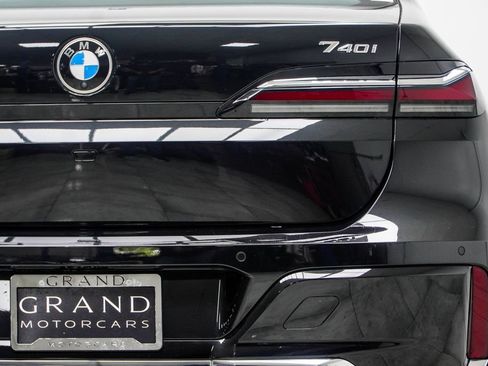 Used 2024 BMW 740i RWD image 18