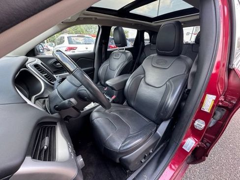 Used 2017 Jeep Cherokee Overland w/ Technology Group FWD image 9