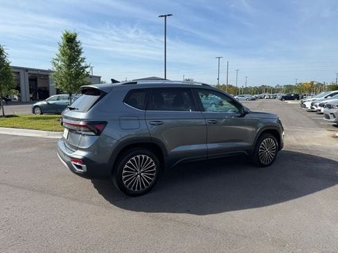 Used 2025 Volkswagen Taos SE FWD image 6
