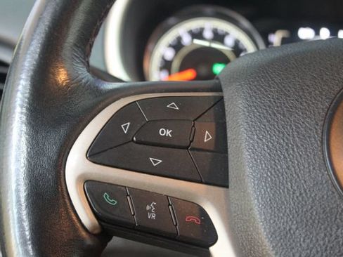 Used 2015 Jeep Cherokee Latitude w/ Cold Weather Group AWD/4WD image 16