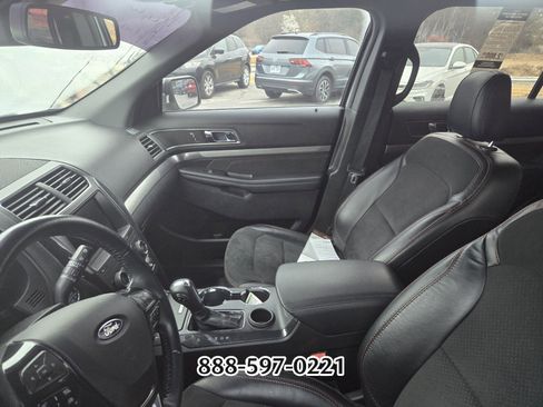 Used 2019 Ford Explorer XLT w/ Equipment Group 202A image 2