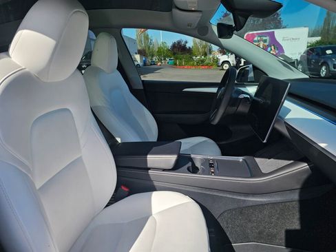Used 2024 Tesla Model Y Long Range RWD image 11