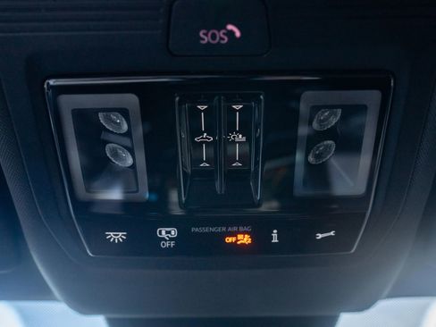 Used 2024 Volkswagen Atlas Cross Sport SE image 31