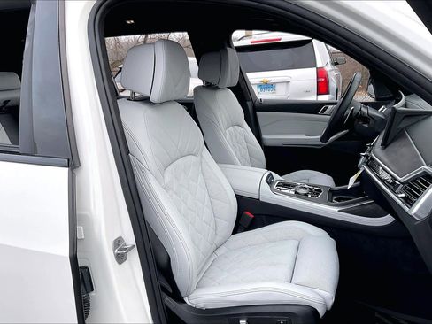 Used 2026 BMW X7 xDrive40i w/ Executive Package image 8