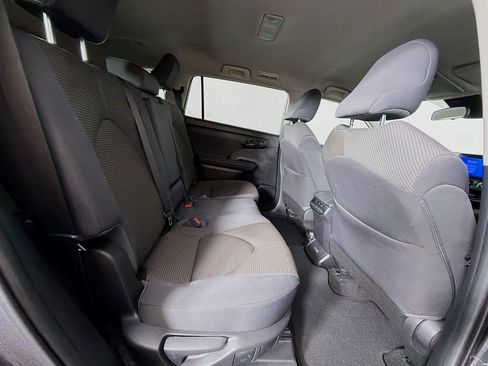 Used 2023 Toyota Highlander LE FWD image 31