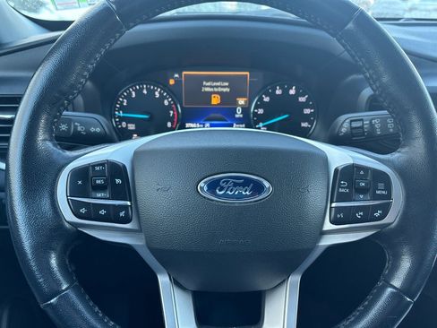 Used 2022 Ford Explorer XLT image 25