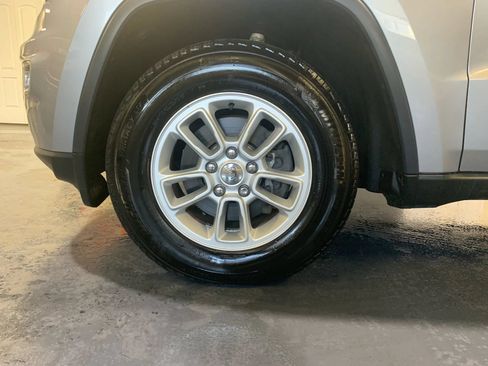 Used 2018 Jeep Grand Cherokee Laredo AWD/4WD image 33
