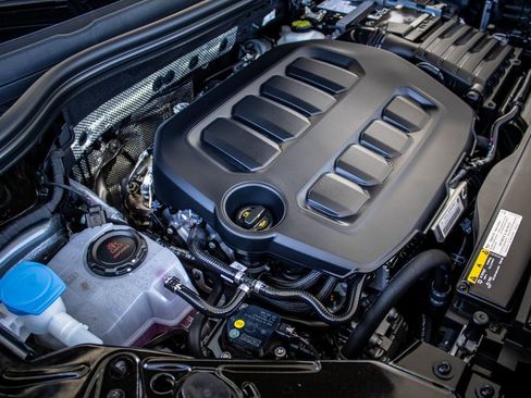 Certified 2025 Volkswagen Tiguan SE image 23