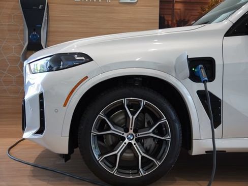 New 2026 BMW X5 xDrive50e w/ Executive Package AWD/4WD image 14