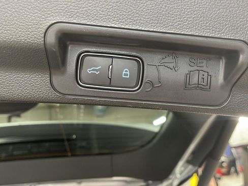 Used 2023 Ford Explorer Limited image 10