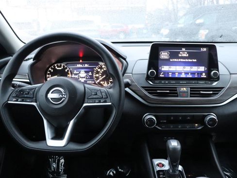 Used 2024 Nissan Altima 2.5 SV image 17