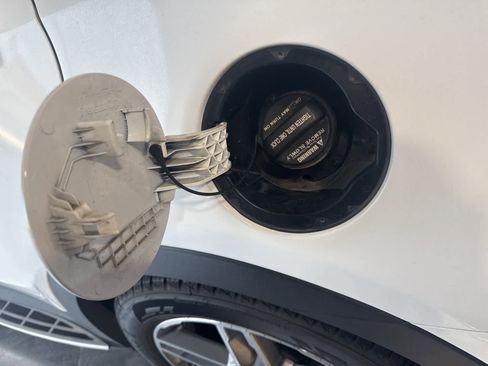 Used 2017 Hyundai Santa Fe SE image 10