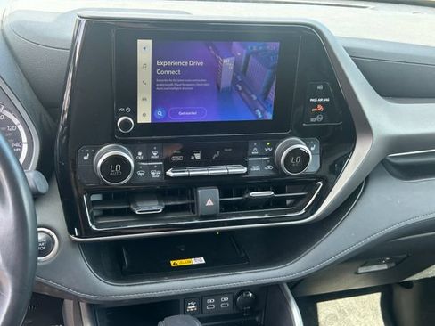 Used 2024 Toyota Highlander XLE FWD image 14
