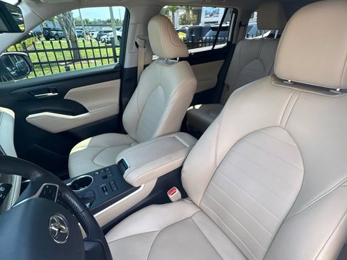 Used 2023 Toyota Highlander XLE AWD/4WD image 25