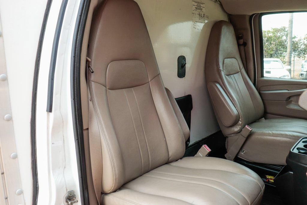 Used 2015 Chevrolet Express 4500 RWD image 37