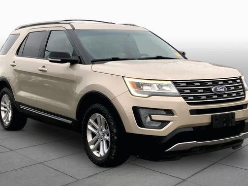 Used 2017 Ford Explorer XLT w/ Equipment Group 202A FWD image 3