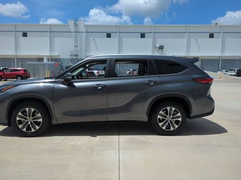 Used 2023 Toyota Highlander XLE FWD image 9
