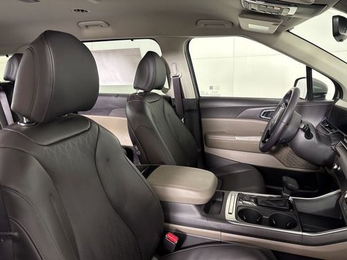 New 2026 Kia Carnival EX image 17