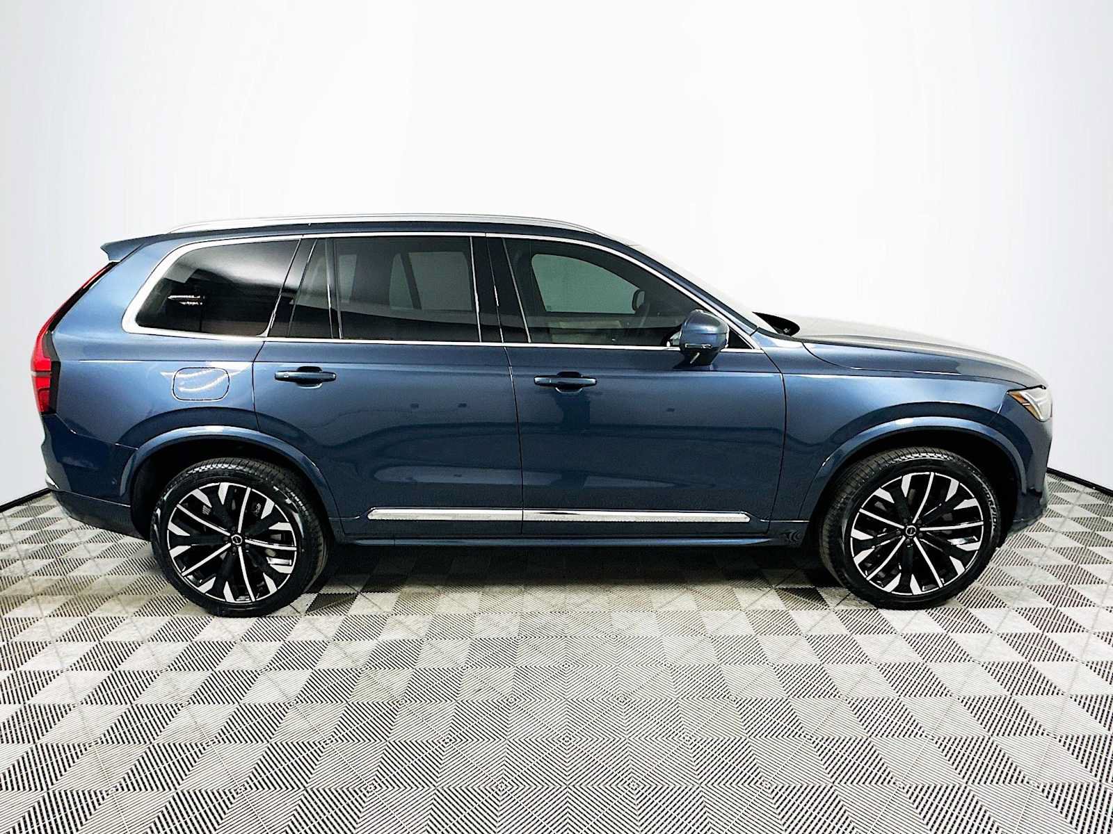 New 2026 Volvo XC90 B6 Plus w/ Protection Package Premier AWD/4WD image 8