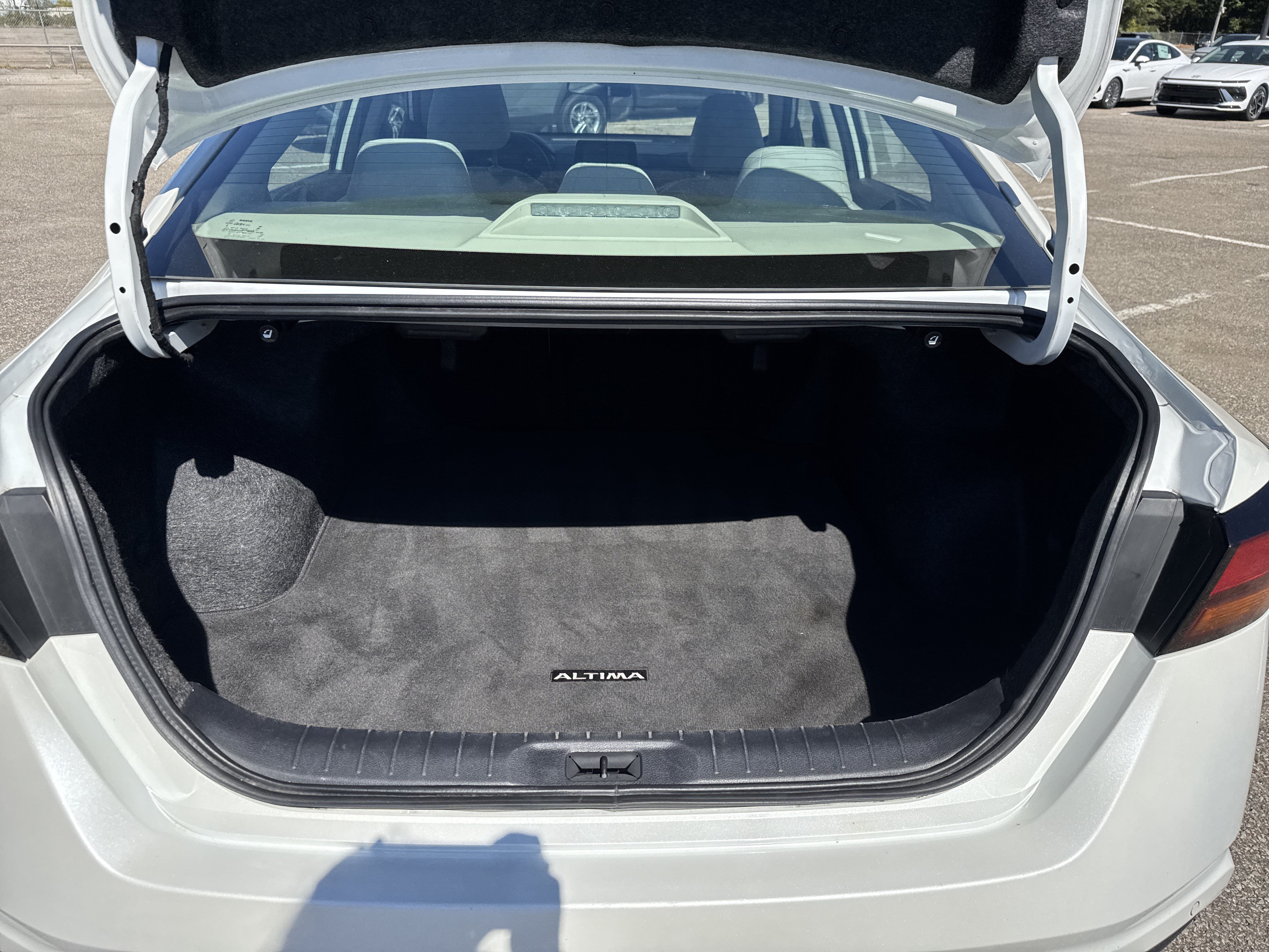 Used 2025 Nissan Altima 2.5 SV FWD image 8