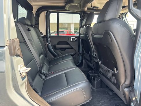 Used 2025 Jeep Gladiator Sport AWD/4WD image 11