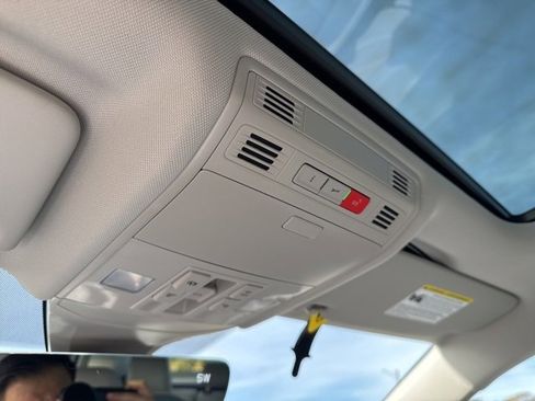 Certified 2025 Volkswagen Jetta SE image 22