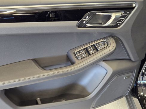 Used 2025 Porsche Macan image 15
