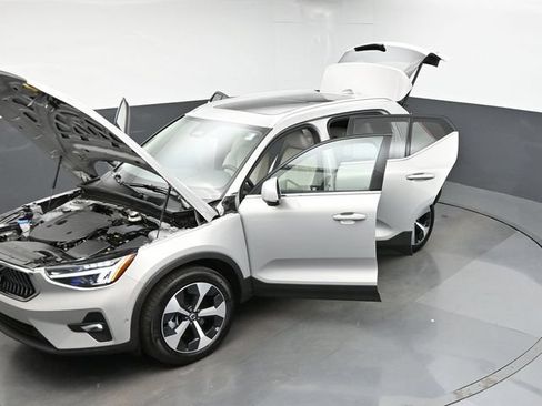 Used 2025 Volvo XC40 B5 Plus AWD/4WD image 49
