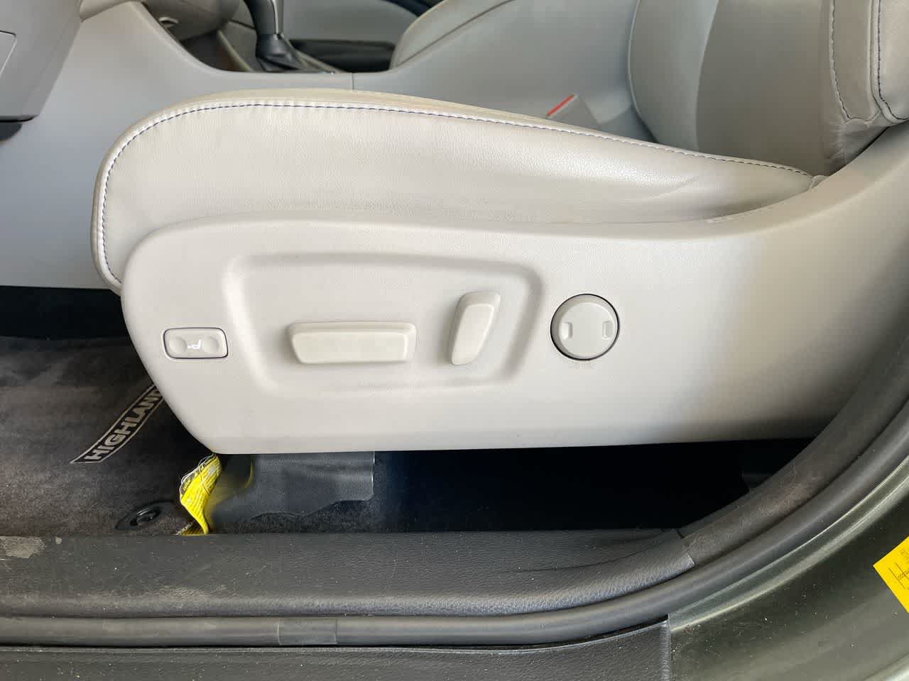 Used 2018 Toyota Highlander XLE AWD/4WD image 12