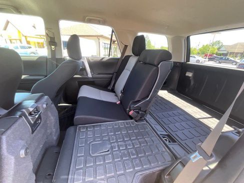 Used 2020 Toyota 4Runner SR5 AWD/4WD image 31