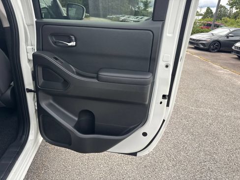 Used 2025 Nissan Frontier SV w/ Tow Package RWD image 16