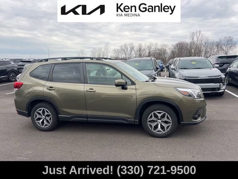 Used 2023 Subaru Forester Premium image 4