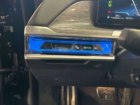 Used 2024 BMW 740i xDrive image 21