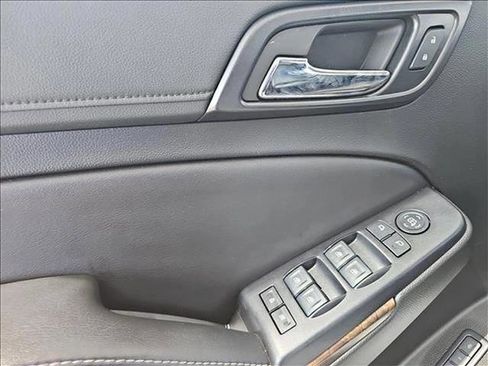 Used 2019 Chevrolet Suburban LT image 12