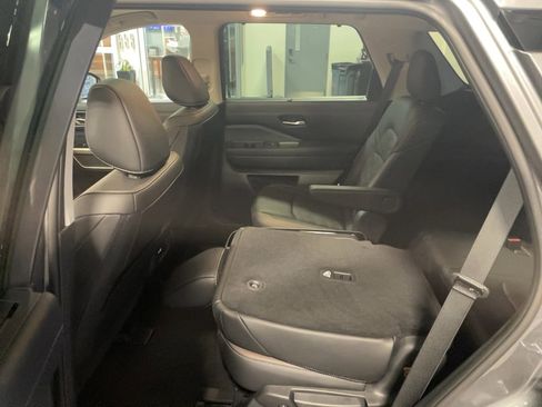 Used 2025 Nissan Pathfinder Platinum AWD/4WD image 19