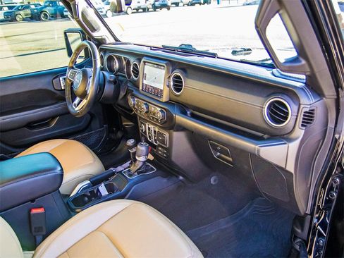 Used 2018 Jeep Wrangler Unlimited Sahara image 16