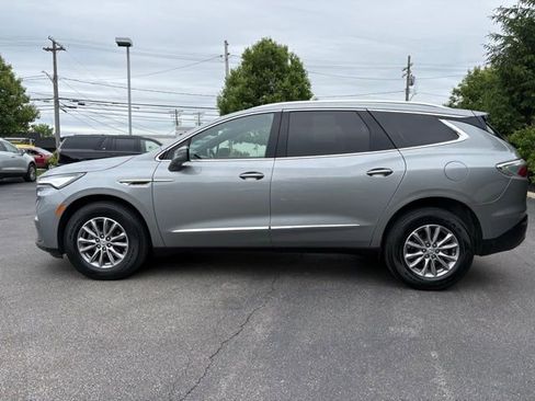 Used 2023 Buick Enclave Essence AWD/4WD image 2