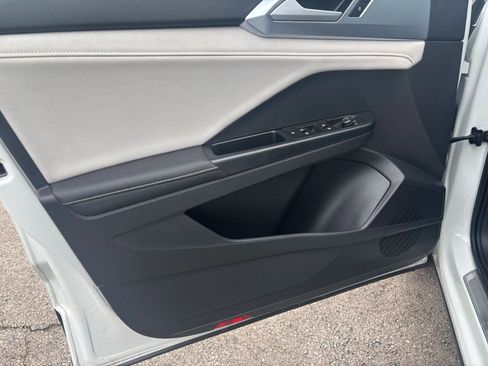 Used 2025 Volkswagen Taos SE image 18