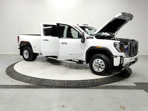 Used 2025 GMC Sierra 3500 Denali w/ Technology Package image 9