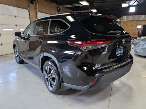Used 2025 Toyota Highlander XLE image 8
