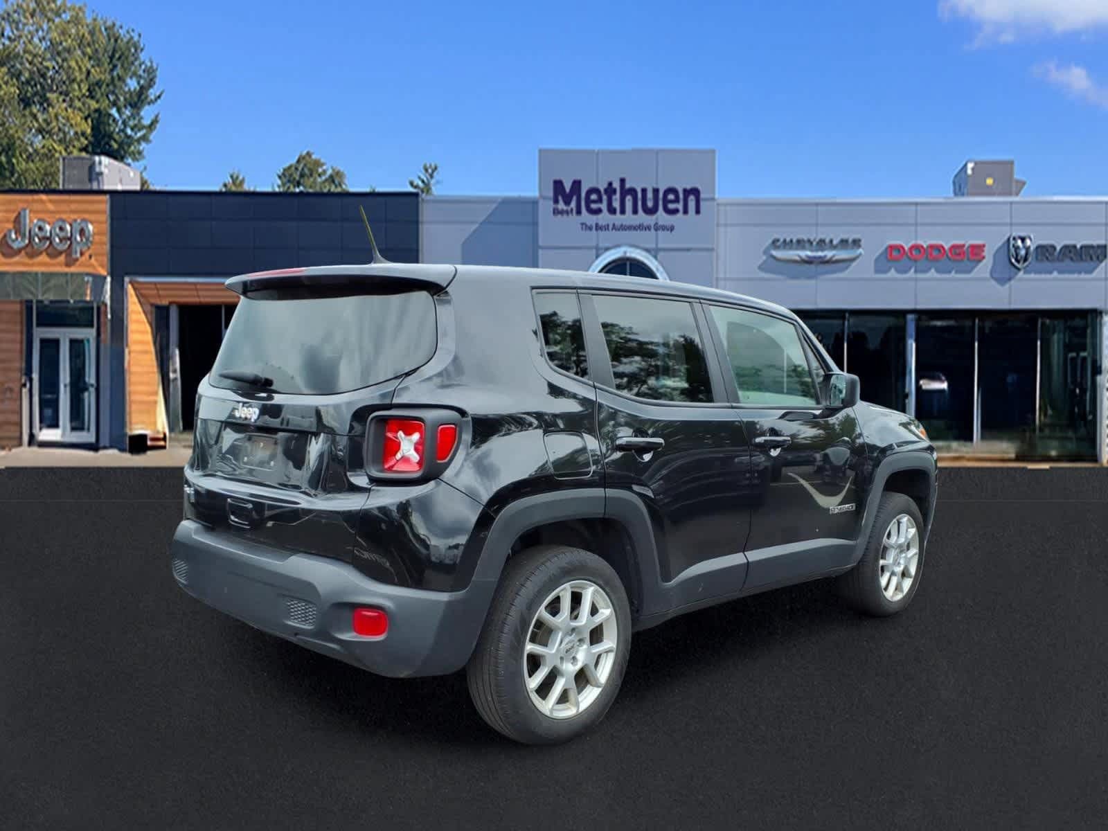 Used 2023 Jeep Renegade Latitude AWD/4WD image 5