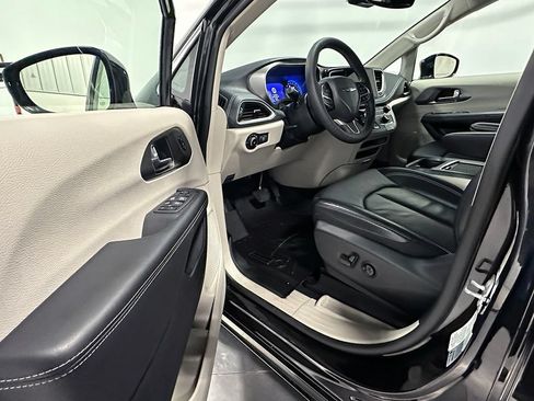 Used 2022 Chrysler Pacifica Touring-L FWD image 18
