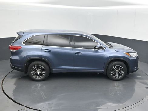 Used 2018 Toyota Highlander LE AWD/4WD image 14