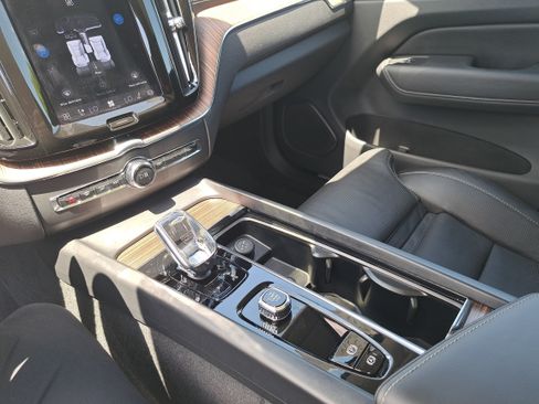 Used 2023 Volvo XC60 B5 Ultimate w/ Climate Package FWD image 24