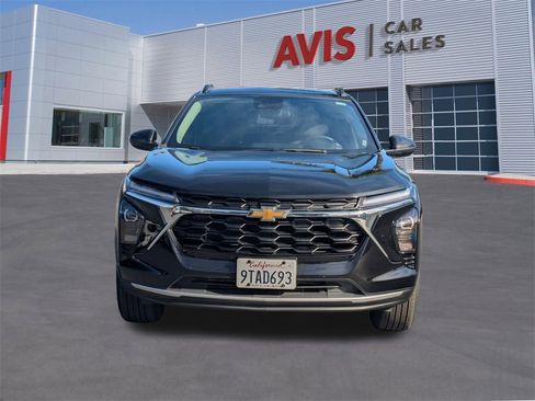 Used 2025 Chevrolet Trax LT w/ LT Convenience Package image 2