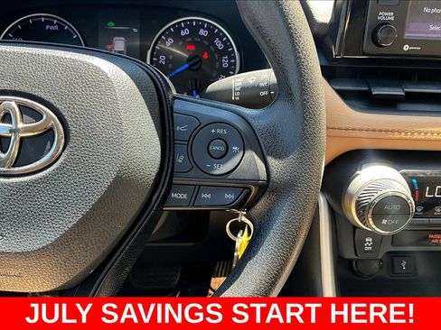 Used 2021 Toyota RAV4 LE AWD/4WD image 16