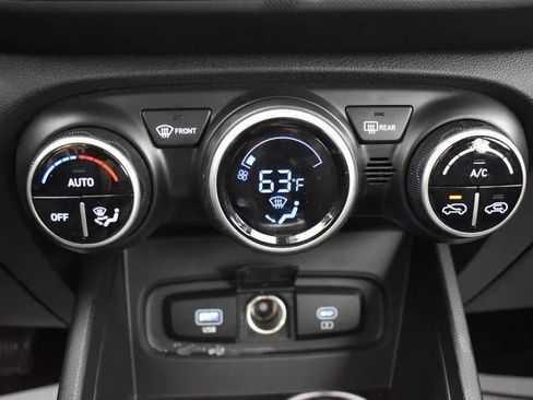 Used 2025 Hyundai Venue SEL image 34