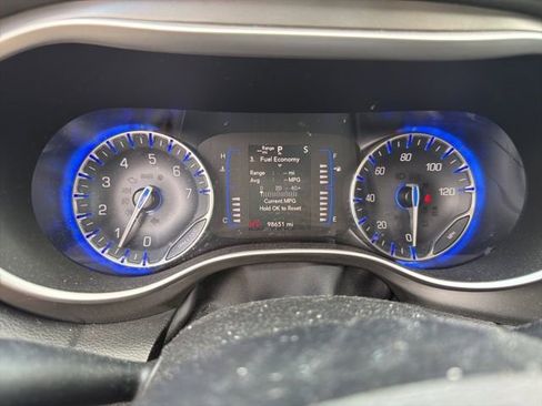 Used 2020 Chrysler Pacifica Touring-L image 8