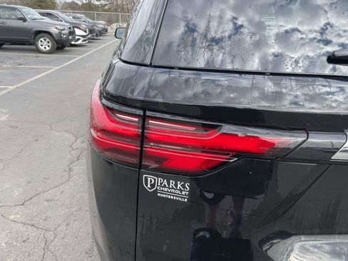 Used 2023 Chevrolet Traverse LT image 20