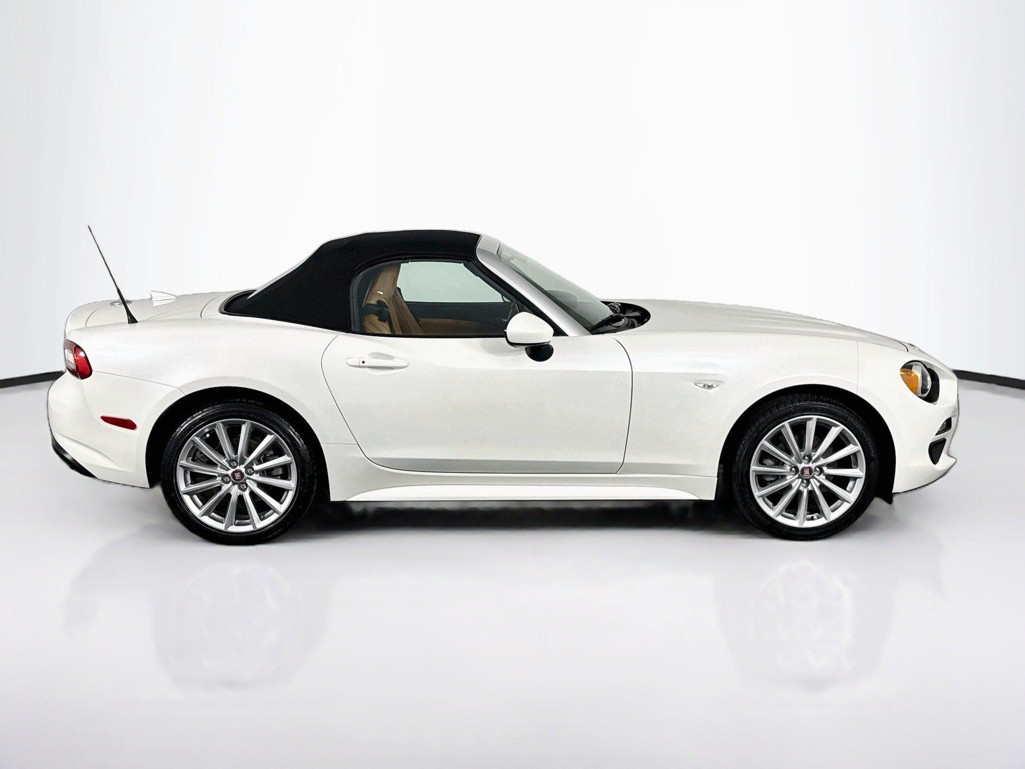 Used 2018 FIAT 124 Spider Lusso w/ Navigation & Sound Group RWD image 16